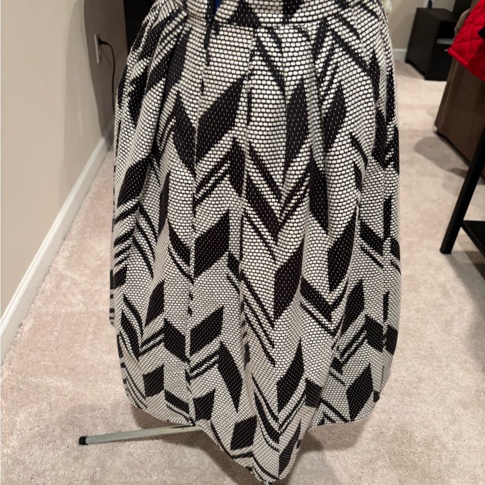 New York & Company Eva Mendez Black and White/Tan pleated skirt. - Picture 3 of 4